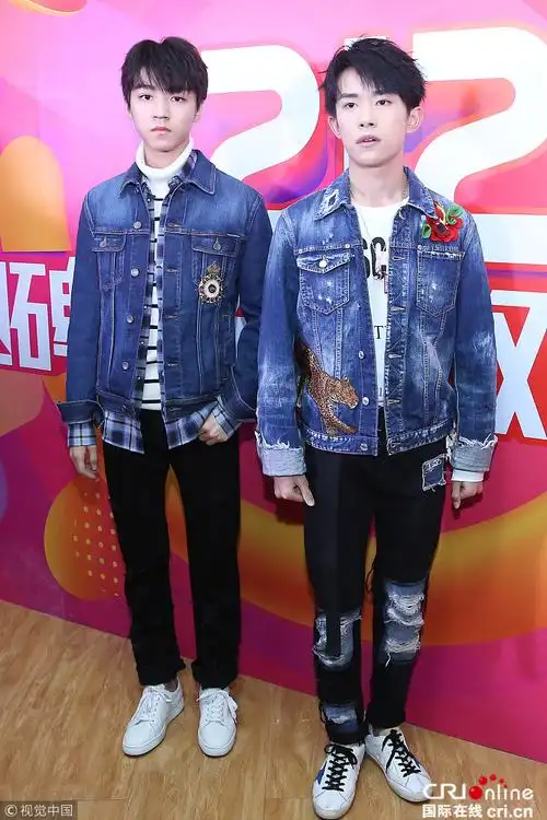 王俊凯易烊千玺合体现身 牛仔装又酷又萌情侣look抢镜