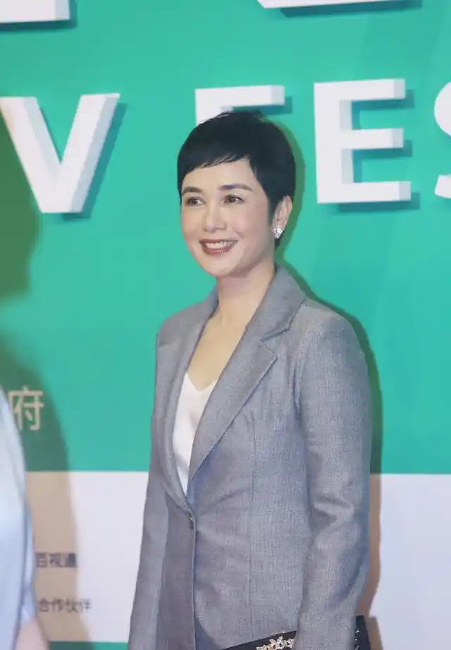 原创蒋雯丽与小9岁田海蓉同框,各自示范中年穿搭,风格不同气场都足