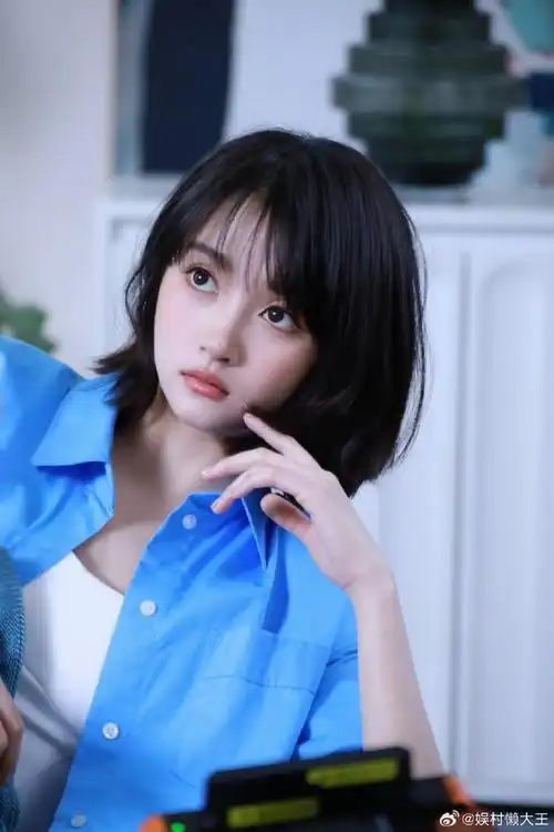 关晓彤学院风蓝衬衫造型##关晓彤短发兔耳朵