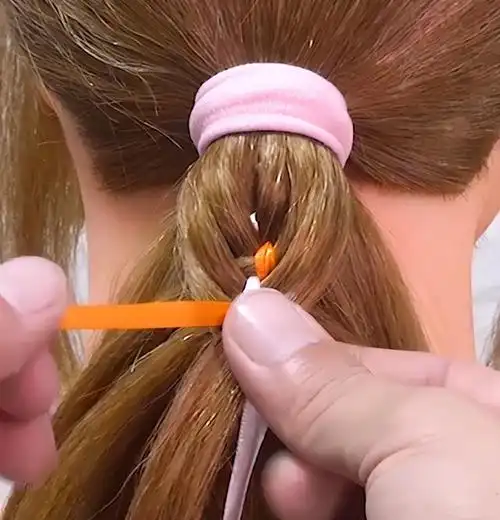 彩带编发教程图解,儿童三股辫加彩带编法