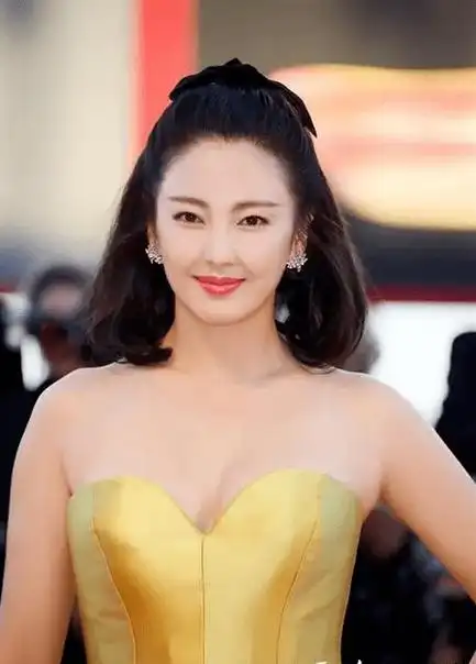 张雨绮穿深v礼服秀傲人事业线!魔鬼身材性感火辣_衣裙_时候_路线