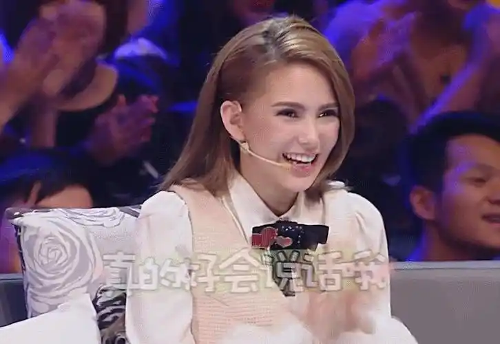 昆凌 高兴 真的好会说话 鼓掌