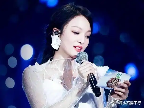 可偏偏张韶涵就是一个不服输的人,加上她老天爷都赏饭吃的嗓子,很快就