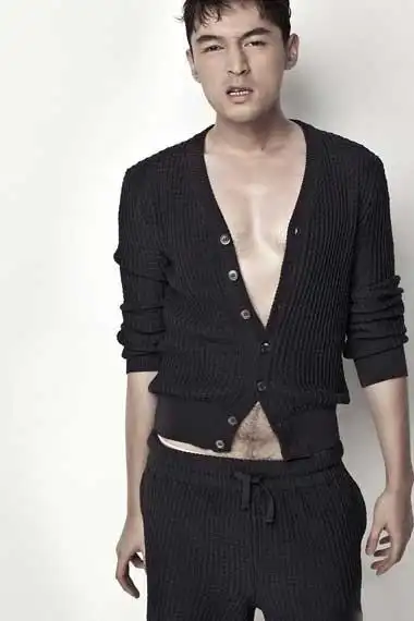 胡歌最新写真体毛浓密最终跳出偶像条框