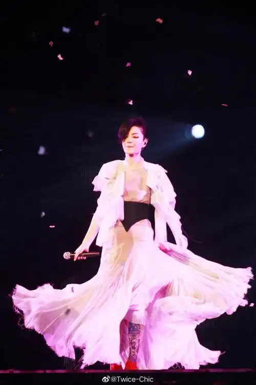 王菲61 2011香港演唱会 那年任裙摆在舞台上飘逸的精灵……__财经