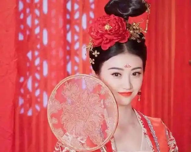 景甜在《大唐荣耀》里面的造型很好看,别的先不说,这部剧无论是主角