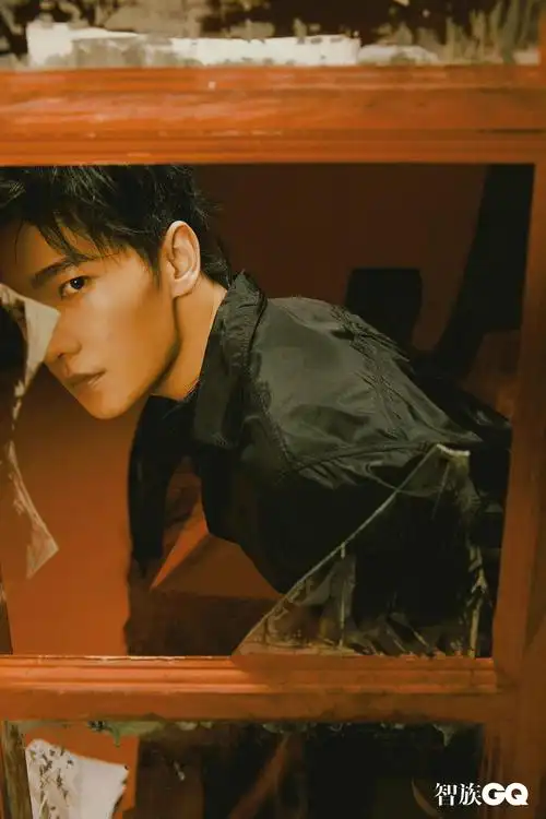 杨洋最新大片释出深v造型杨洋身材太绝了