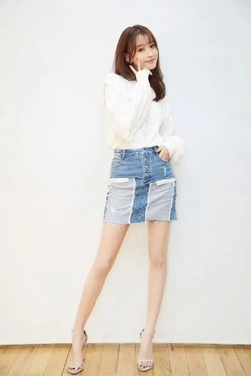 35岁唐嫣和25岁孙怡,同穿牛仔半裙,哪条大长腿更吸睛?_网易订阅