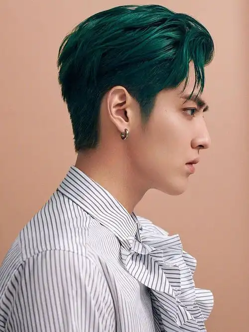 私以为吴亦凡非常符合漫撕男的设定,他的头型优秀,颅顶轮廓流畅对称