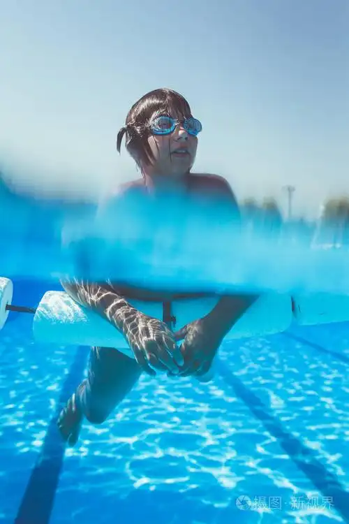 可爱的小女孩与护目镜游泳水下和跳水在游泳民意调查.体育和休闲