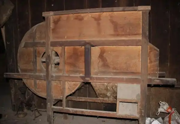 风簸 (也叫风斗,用于分离粮食中较轻的杂物或糠壳)