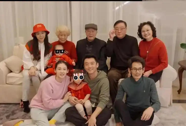 郑恺晒全家过年vlog,全家福排位惹争议,苗苗妈太不应该了!