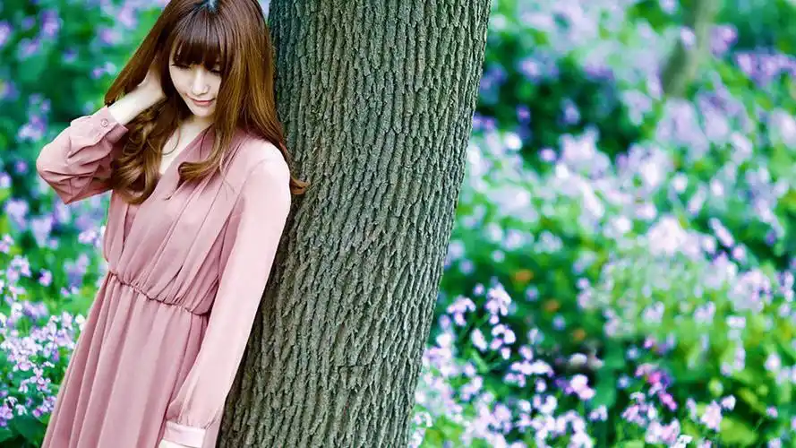 可爱的小美女桌面壁纸之甜美佳人高清大图预览1366x768_美女壁纸下载