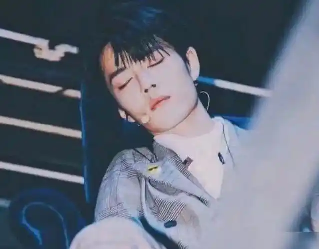 肖战在睡觉时也可以展现不同的帅挡都挡不住是一枚睡美男