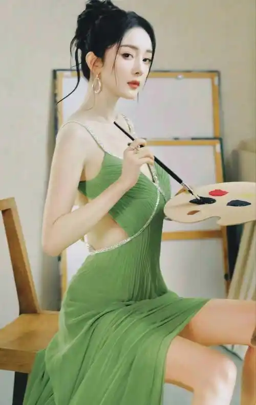杨幂绿色长裙造型,独特的美丽和自信,再次展示了她的无限魅力.