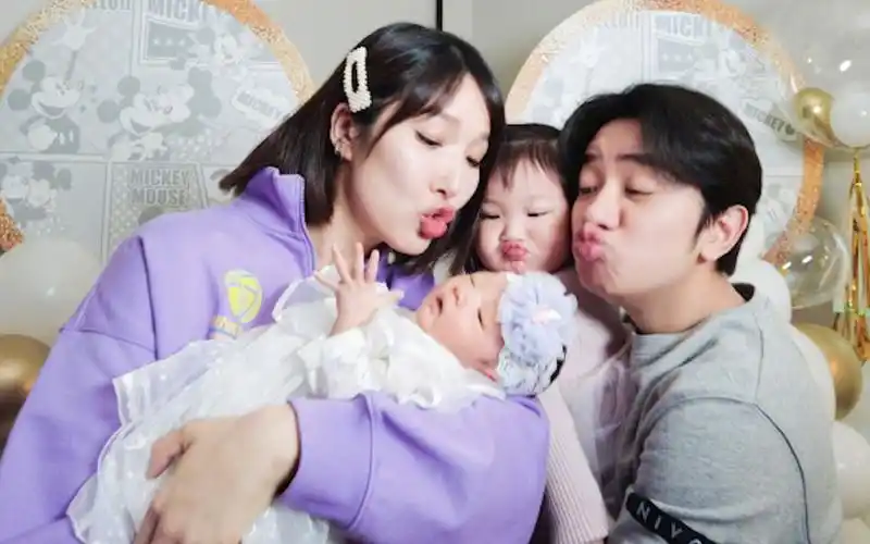 王祖蓝首晒一家四口全家福,官宣二胎得女,李亚男产后状态超级赞