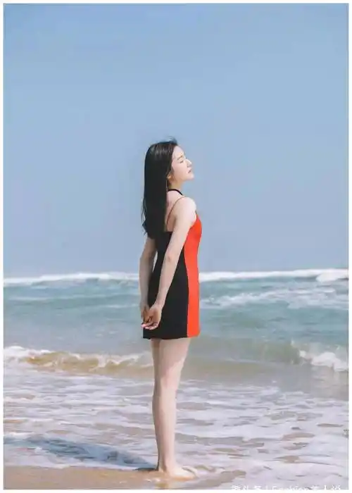 原创李兰迪牵白马海边拍照穿拼色吊带裙小秀性感95后女孩不简单