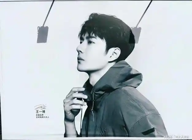 要知道,王一博在新疆棉事件开端,是第一位与涉事外国品牌(耐克)解约的