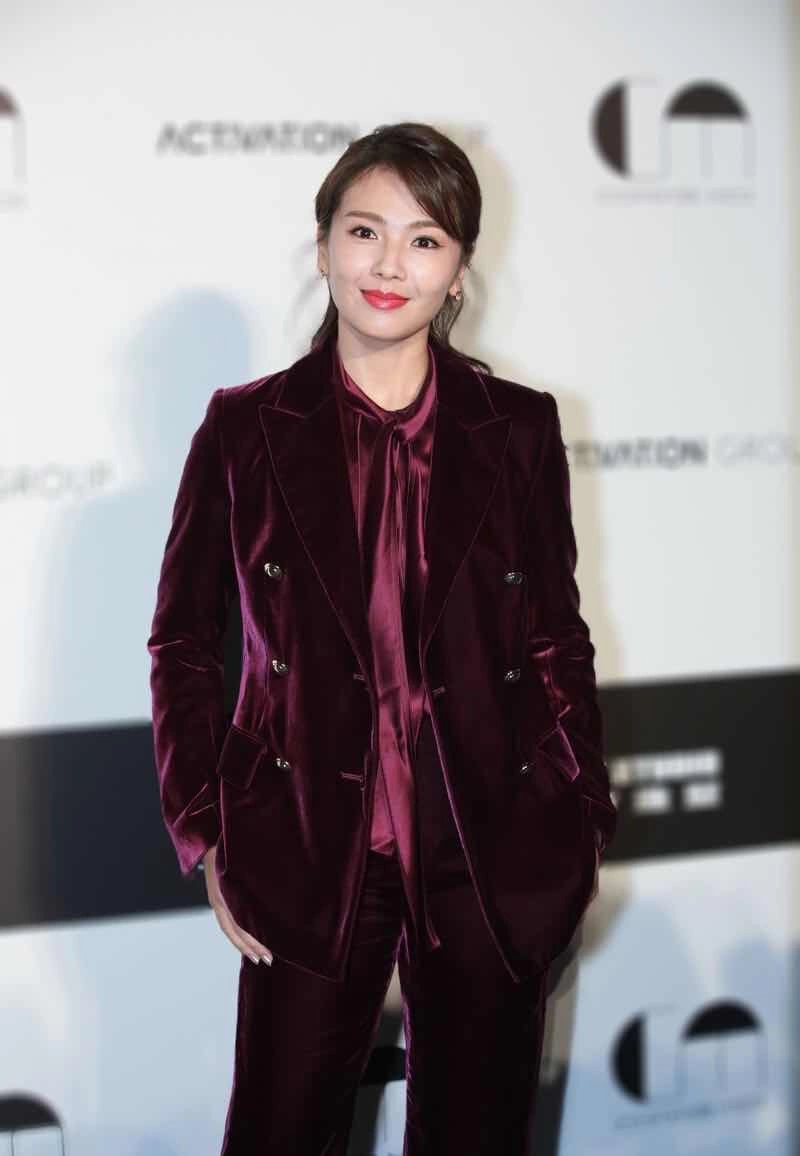 原创刘涛穿衣真显贵一套丝绒西装套装内搭真丝衬衫气场全面开挂