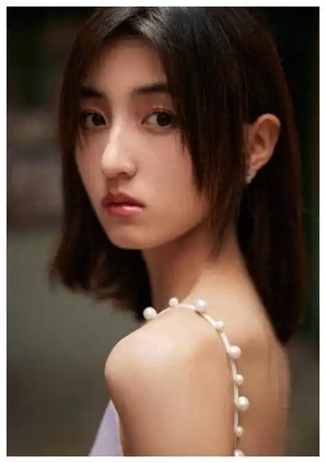 00后女星衬托着时尚新风潮快速崛起沸腾当红