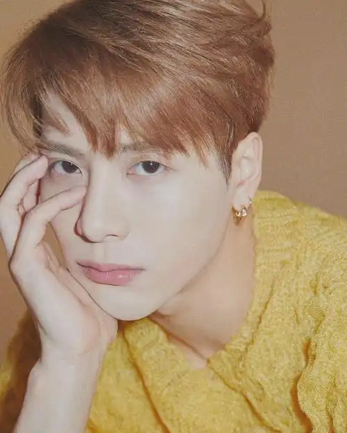 王嘉尔五官好精致潮男形象深入人心浓郁港风韵味让人移不开眼