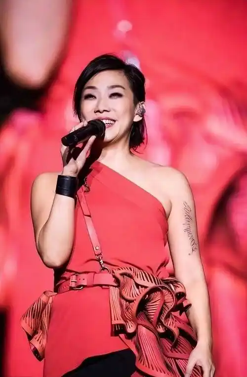 57岁林忆莲真不顾身材管理!