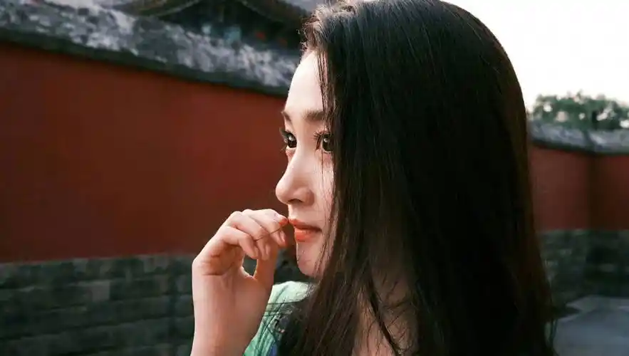 关晓彤晒游胡同照庆26岁生日 相恋6年 鹿晗依旧准时准点为其送祝福