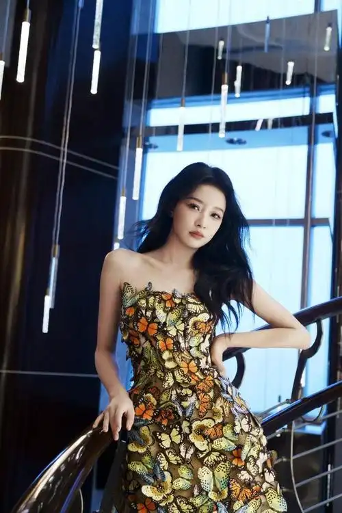 孙怡多巴胺造型穿搭多重风格尽显个性姿态