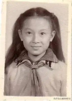 梅婷的小时候简直就是语文课本上的人物,端庄大方,特别具有正义