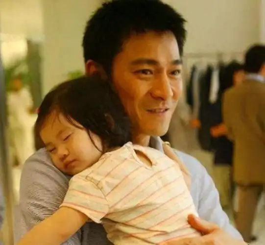 刘德华,这个名字无疑是众人皆知,他被誉为香港乐坛的"四大天王"之一