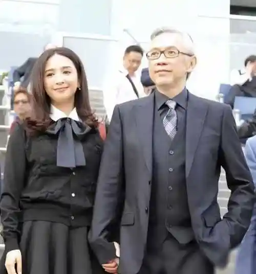 明明年纪相差不大,却看着像两代人,这6位女星把"老公熬成爹"|张庭