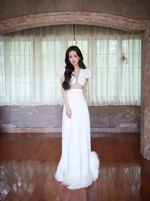 杨幂碎钻露腰白裙#杨幂碎钻露腰白裙搭配蝴蝶造型优雅又高贵!