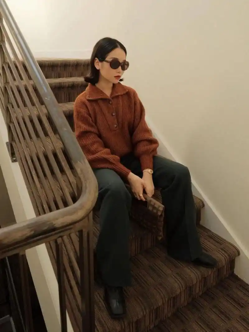 158亚裔博主 亚裔洛杉矶穿搭博主  偏爱暖色调,标志性墨镜 短发,风格