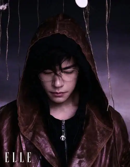 易烊千玺 x elle 三月刊封面 冷峻的眼神与苍白的肤色……__财经头条
