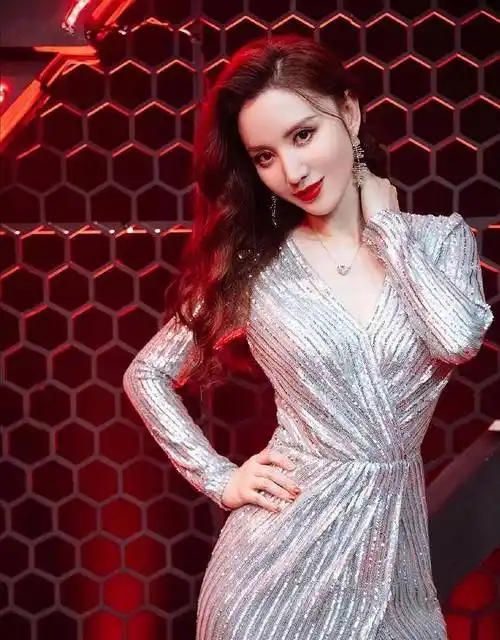 张萌虽然转行制作人了,她还是时不时地推出自己的写真美照,这个年龄能