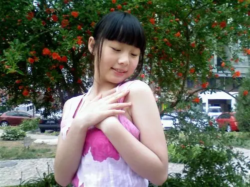 我的12岁女儿条件不错可以做平面模特和产品广告代言