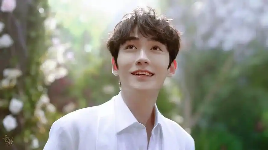 朱一龙笑的好温暖