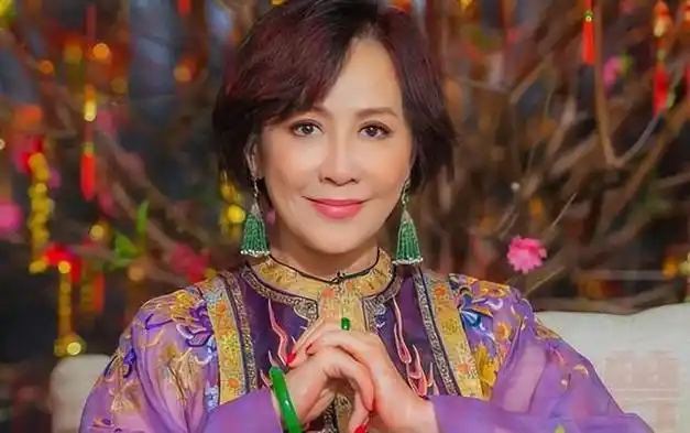 59岁刘嘉玲晒新年照惹争议穿艳桃红被指俗不可耐与年龄不协调