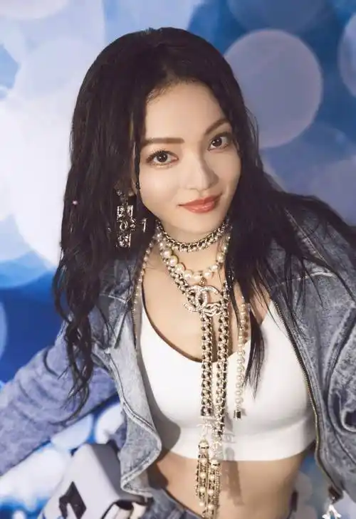 张韶涵酷飒朋克风写真照释出秀窈窕细腰性感撩人