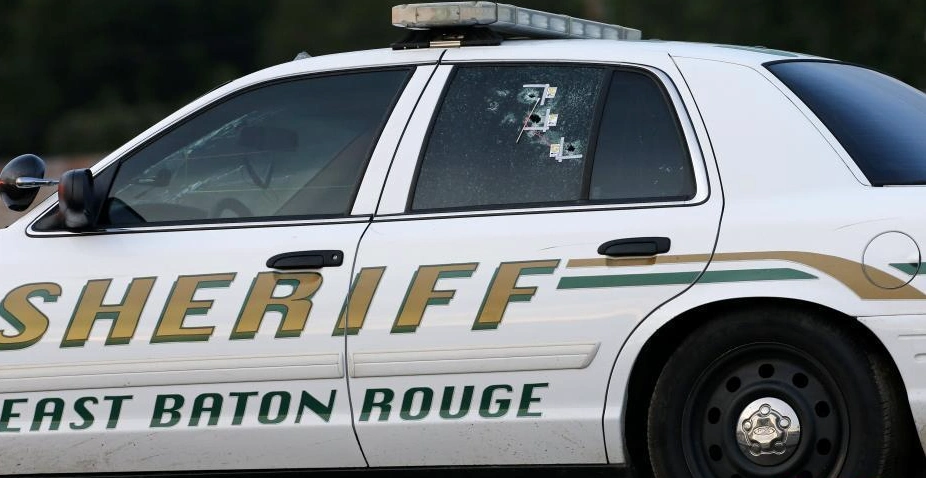 警车上被打出多个弹孔