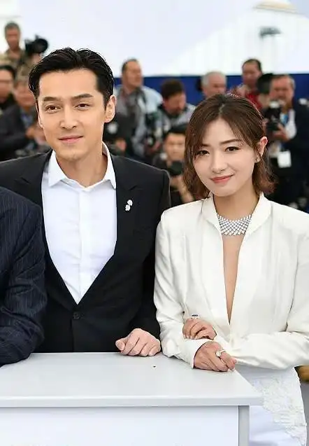 万茜挽着胡歌出场很羡慕?那是没见两人合影,老胡手的位置成焦点