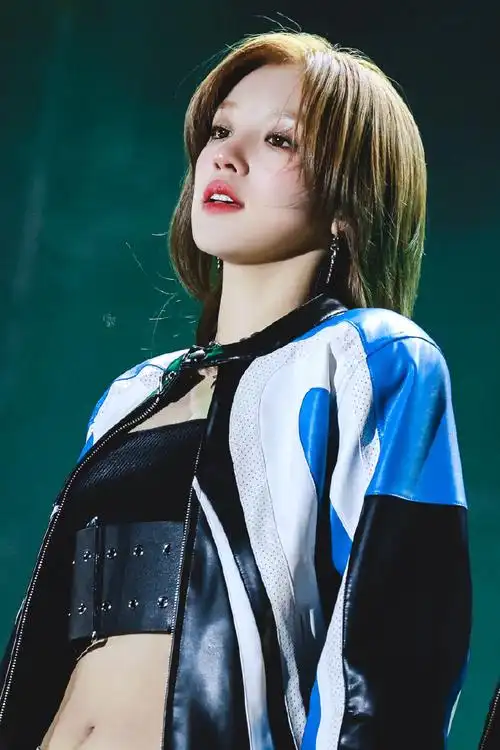 宋雨琦赛车服短发造型