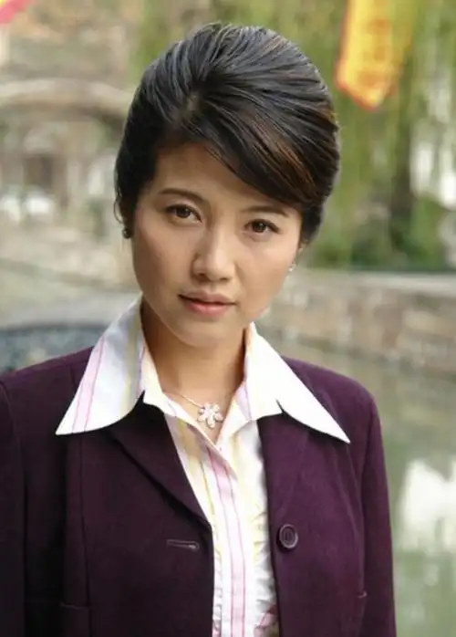 颜丙燕:照顾绝症母亲息影8年,八次夺得影后,49岁还未婚单身