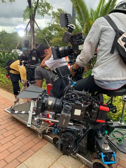 拍电影真的很辛苦每天的工作强度都超大剧组三分之一的人都感冒了我也