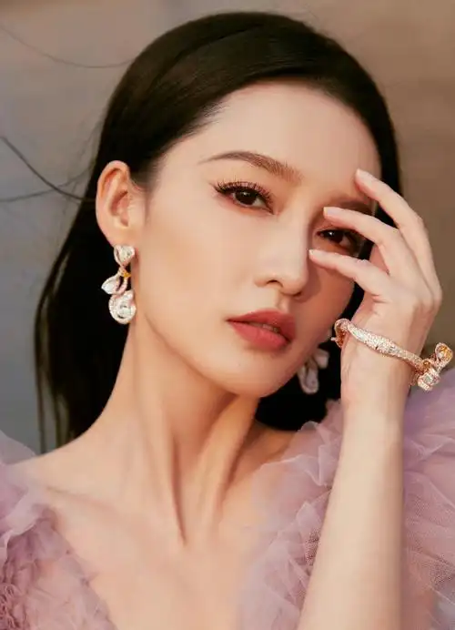 李沁粉紫色纱裙##李沁干枯玫瑰妆