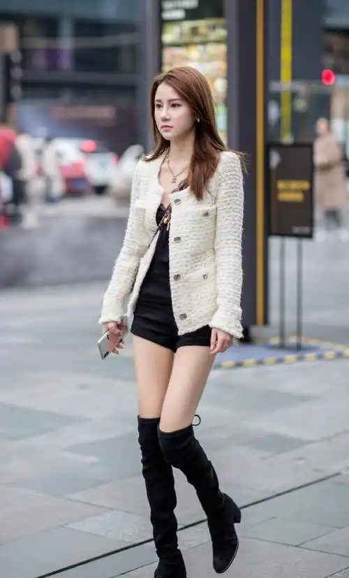 高筒靴的保暖效果不错美女们用高筒靴搭配服饰保暖又提升气质