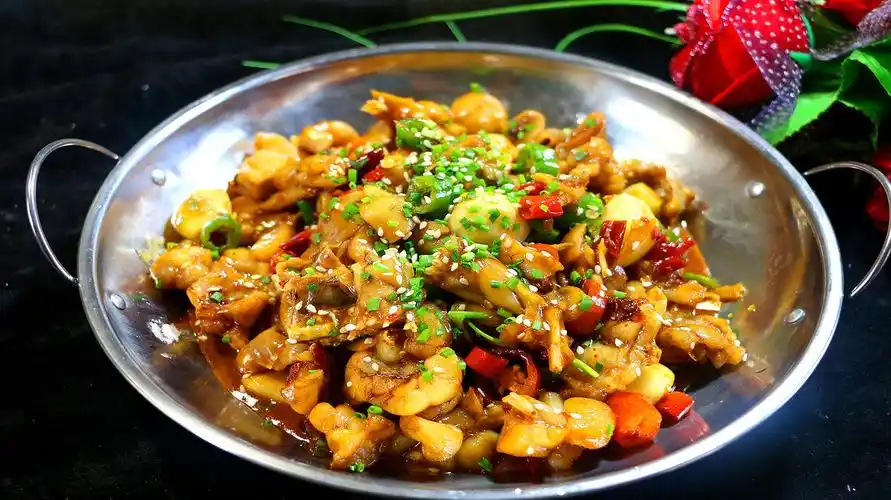 美味的干锅牛蛙鲜香美味嫩滑爽口根本停不下来