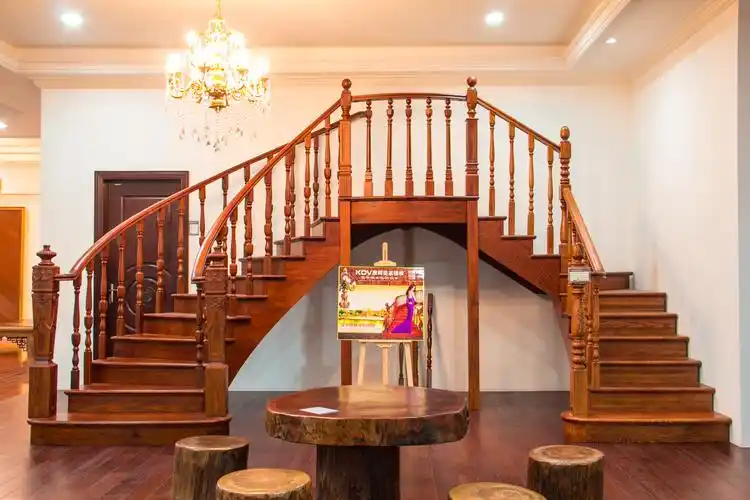 派丽欧整体家居 实木楼梯 美国红橡木