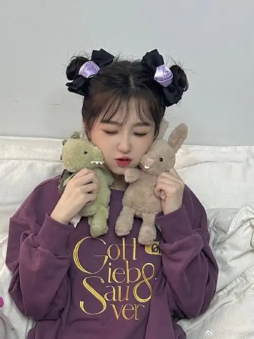 虞书欣蝴蝶结丸子头造型#虞书欣今日份随拍,蝴蝶结丸子头空气刘海,好