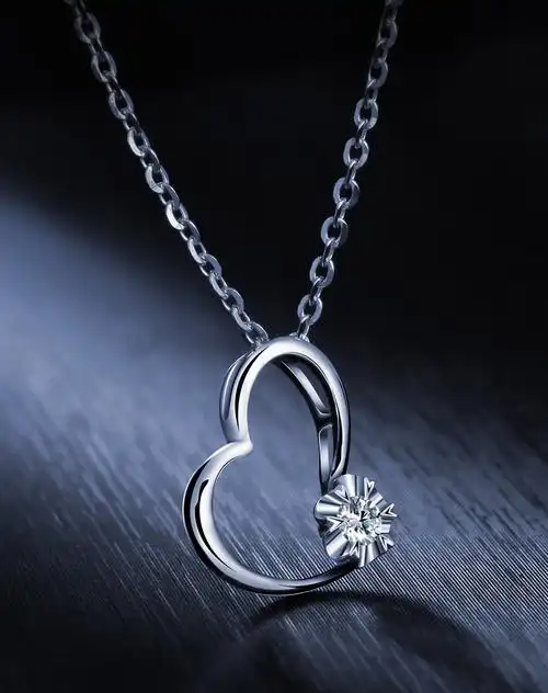 18k金钻石吊坠-轻奢简约-怦然心动